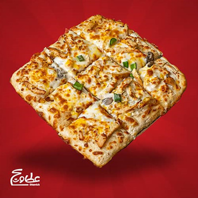 خمیر پیتزا 31*31 پنجره ای ، استیک مرغ ، قارچ ، پنیر موزارلا ، سس آلفردو و فلفل دلمه ای پیتزا چیکن آلفردو پنجره ای بزرگ